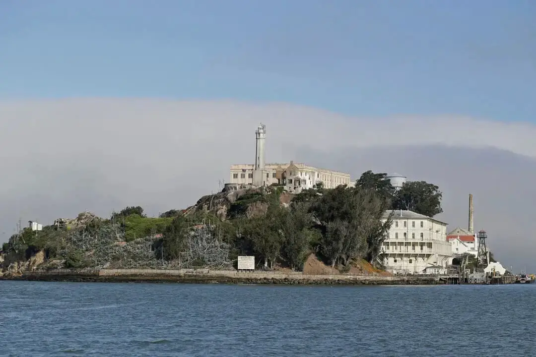 La niebla persiste detrás de la isla de Alcatraz en San Francisco el 1 de julio de 2015. (Eric Risberg/AP Photo)
