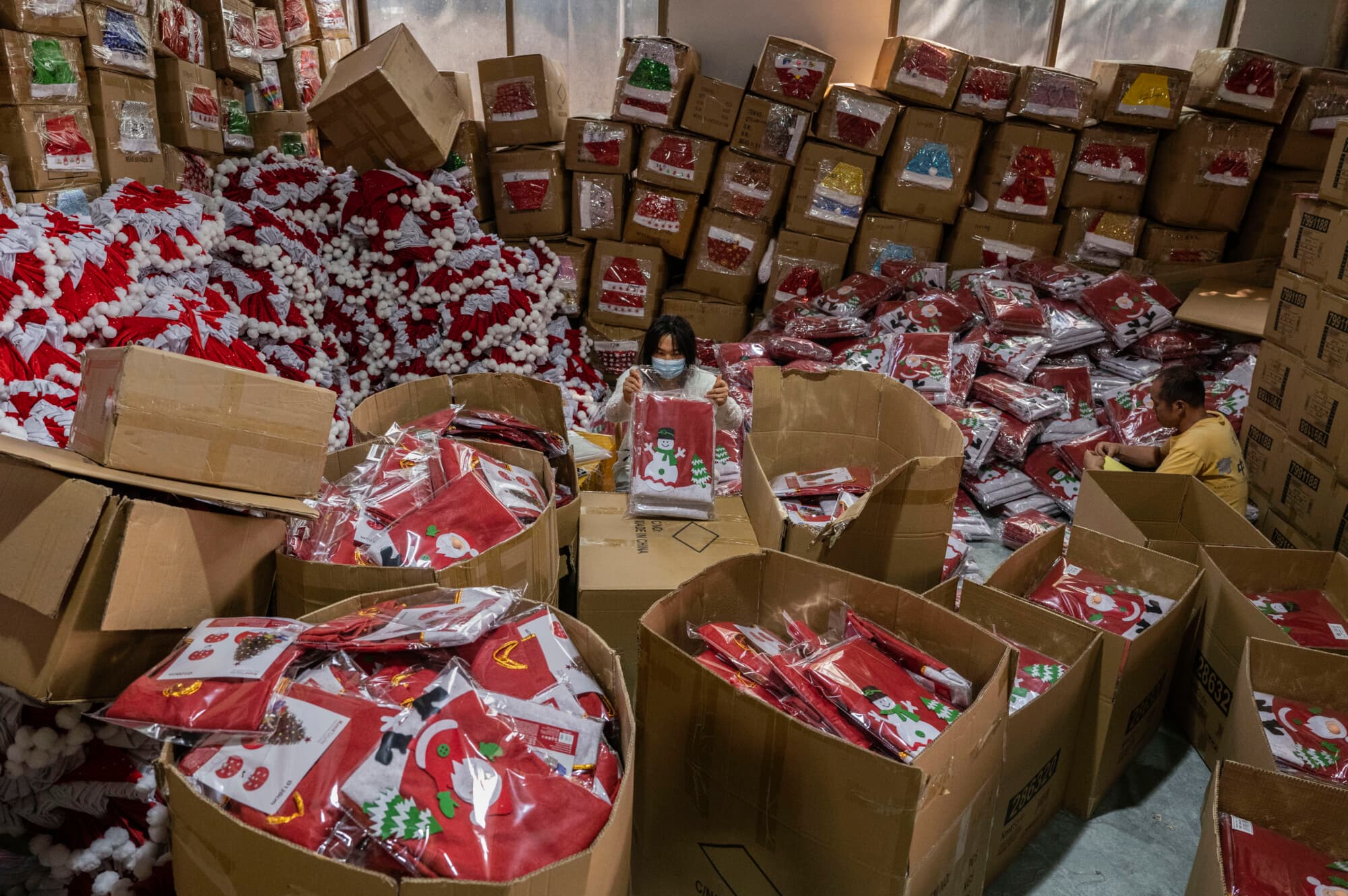 Un trabajador empaqueta adornos navideños para su exportación en una fábrica de Yiwu, Zhejiang, China, el 28 de abril de 2025. (Kevin Frayer/Getty Images).