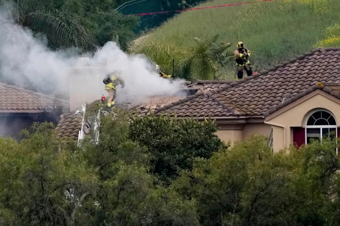 Bomberos trabajan en el lugar del accidente aéreo en la zona de Wood Ranch, en Simi Valley, California, el 3 de mayo de 2025. (Mark J. Terrill/Foto de AP).