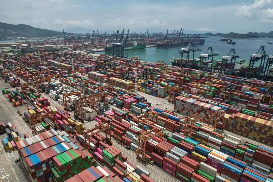 Contenedores de carga y grúas pórtico en el puerto de Yantian, en Shenzhen, en la provincia de Guangdong, al sur de China, el 12 de junio de 2024. (Jade Gao/AFP a través de Getty Images)
