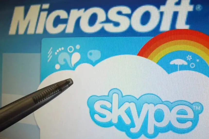 Un bolígrafo apunta una pantalla que muestra los logos del gigante informático Microsoft y de la empresa de telefonía Sykpe. Imagen de archivo. EFE/Franz-Peter Tschauner
