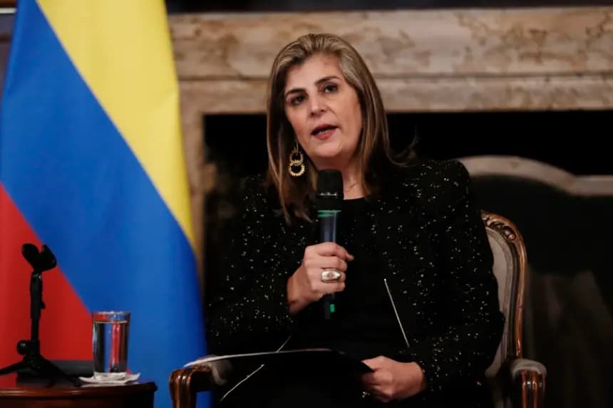 Fotografía de archivo fechada el 16 de noviembre de 2022 de la diplomática colombiana de Asuntos Multilaterales Laura Gil, hablando durante la ceremonia de adhesión oficial de Colombia a la Alianza Mundial para los Desaparecidos en Bogotá (Colombia). EFE/Carlos Ortega

