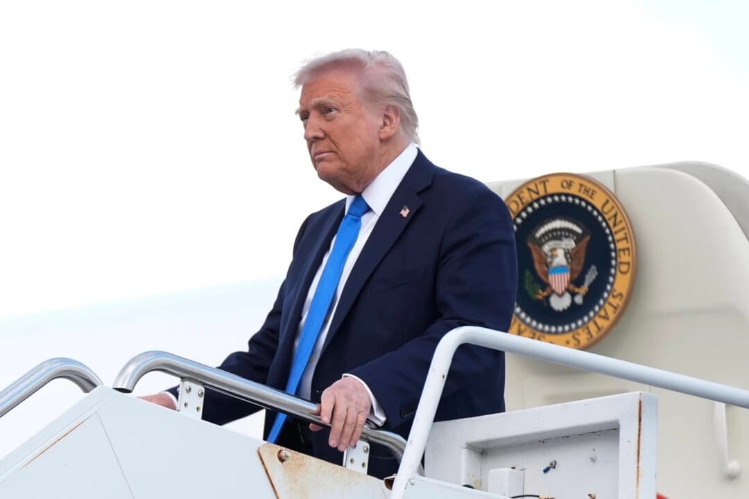 El presidente de los Estados Unidos, Donald Trump, llega al Aeropuerto Nacional de Tuscaloosa, en Tuscaloosa, Alabama, el 1 de mayo de 2025. (Manuel Balce Ceneta/AP Photo).