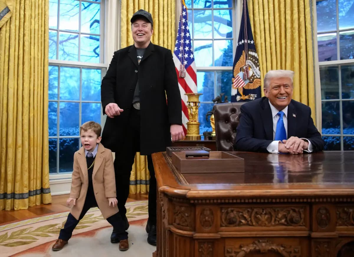 El director ejecutivo de Tesla y SpaceX, Elon Musk, acompañado por su hijo X, pronuncia unas palabras junto al presidente de los Estados Unidos, Donald Trump, durante la firma de un decreto ejecutivo en el Despacho Oval de la Casa Blanca, en Washington, el 11 de febrero de 2025. (Andrew Harnik/Getty Images).