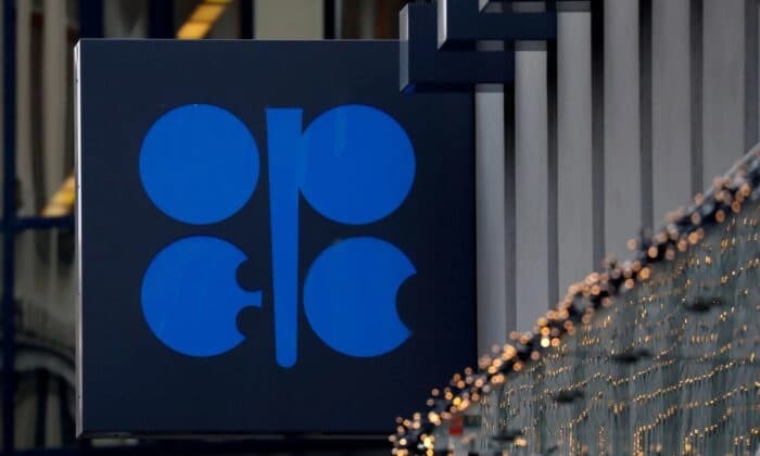 El logotipo de la Organización de Países Exportadores de Petróleo (OPEP) frente a su sede antes de la reunión de la OPEP y los países no pertenecientes a la OPEP, celebrada en Austria el 6 de diciembre de 2019. (Leonhard Foeger/Reuters)