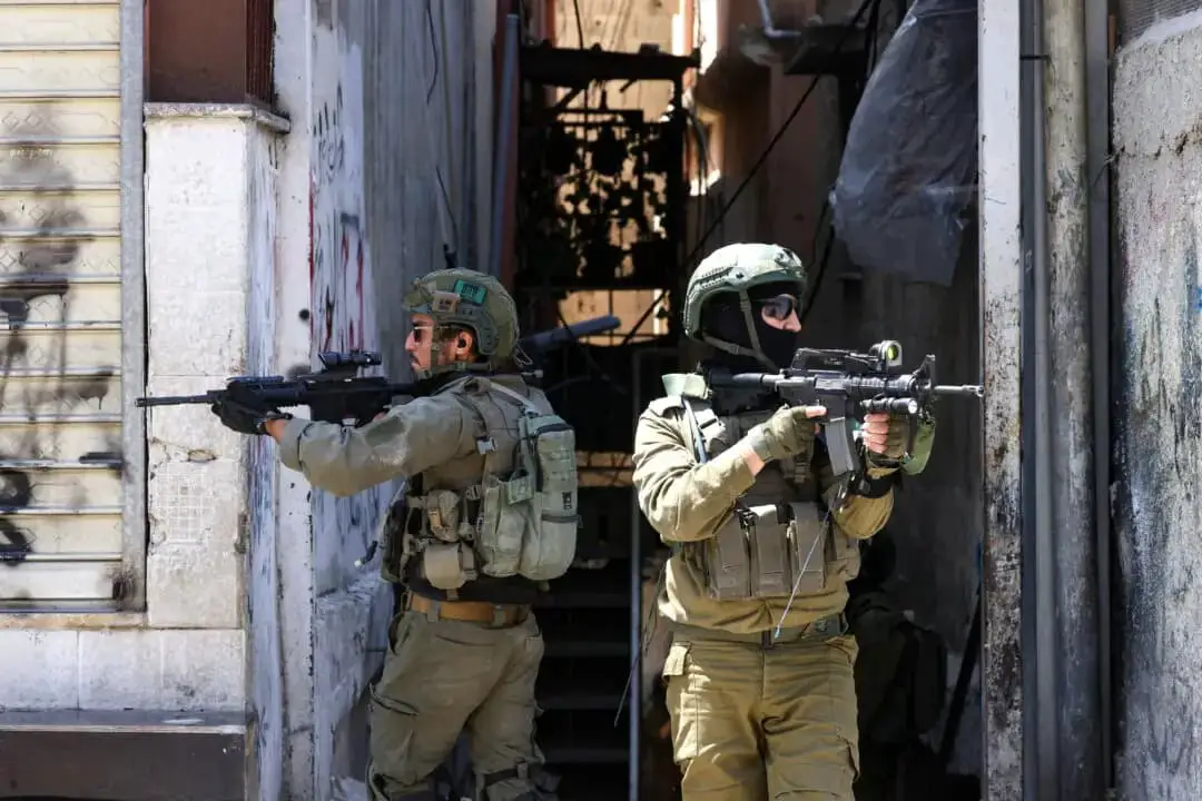 Soldados israelíes llevan a cabo una redada en el campo de refugiados palestinos de Al-Ain, al oeste de Nablus, en la Cisjordania ocupada, el 28 de abril de 2025. (Jaafar Ashtiyeh/AFP a través de Getty Images)
