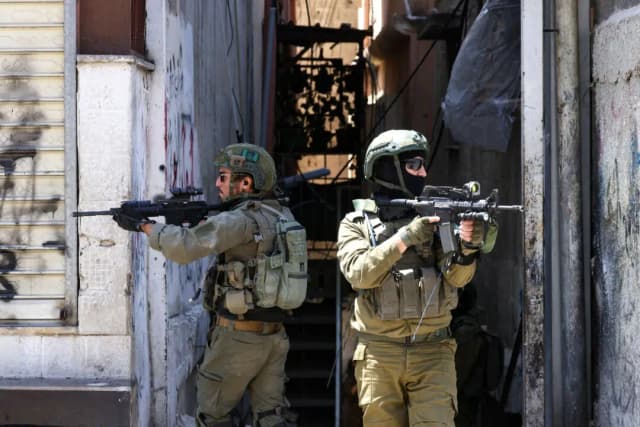 Soldados israelíes llevan a cabo una redada en el campo de refugiados palestinos de Al-Ain, al oeste de Nablus, en la Cisjordania ocupada, el 28 de abril de 2025. (Jaafar Ashtiyeh/AFP a través de Getty Images)
