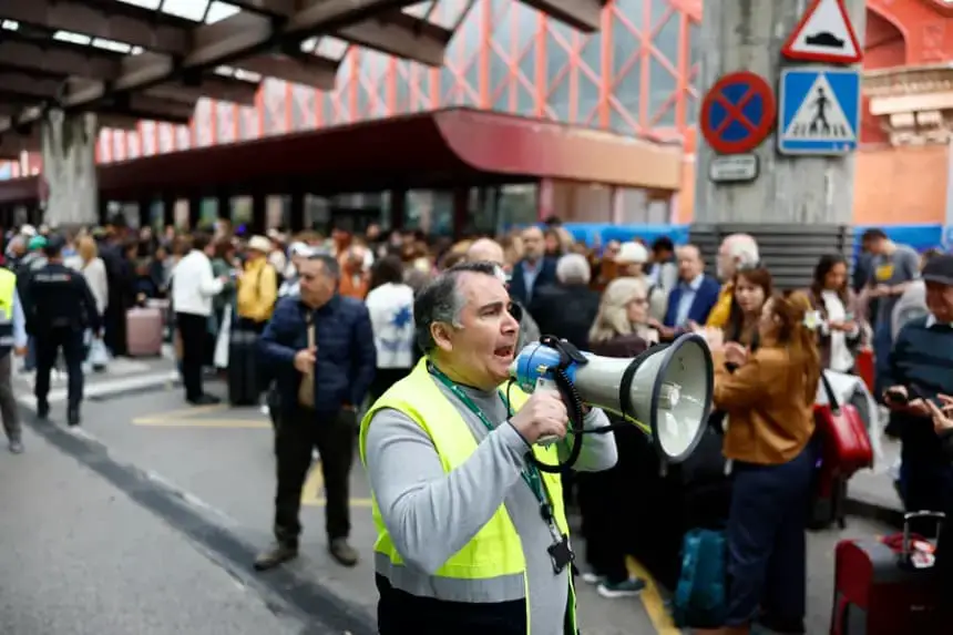 Personal ferroviario informa en la estación de Atocha de Madrid (España) a los viajeros afectados por la interrupción del servicio de alta velocidad, el 5 de mayo de 2025. EFE/ Rodrigo Jiménez