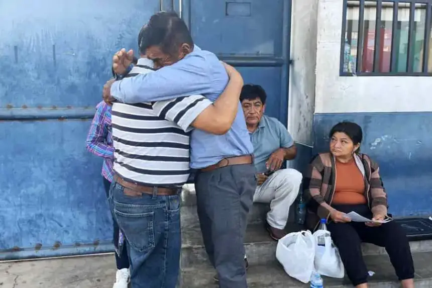 Familiares de Darwin Cobeñas Panta, uno de los 13 mineros fallecidos en Pataz, reaccionan el 5 de mayo de 2025 afuera de la morgue de la ciudad de Trujillo (Perú). EFE/Sergio Sebastián