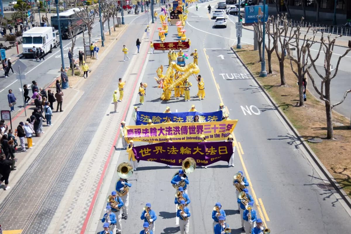 Un desfile que celebra el Día Mundial de Falun Dafa recorre San Francisco el 3 de mayo de 2025. (Lear Zhou/The Epoch Times)