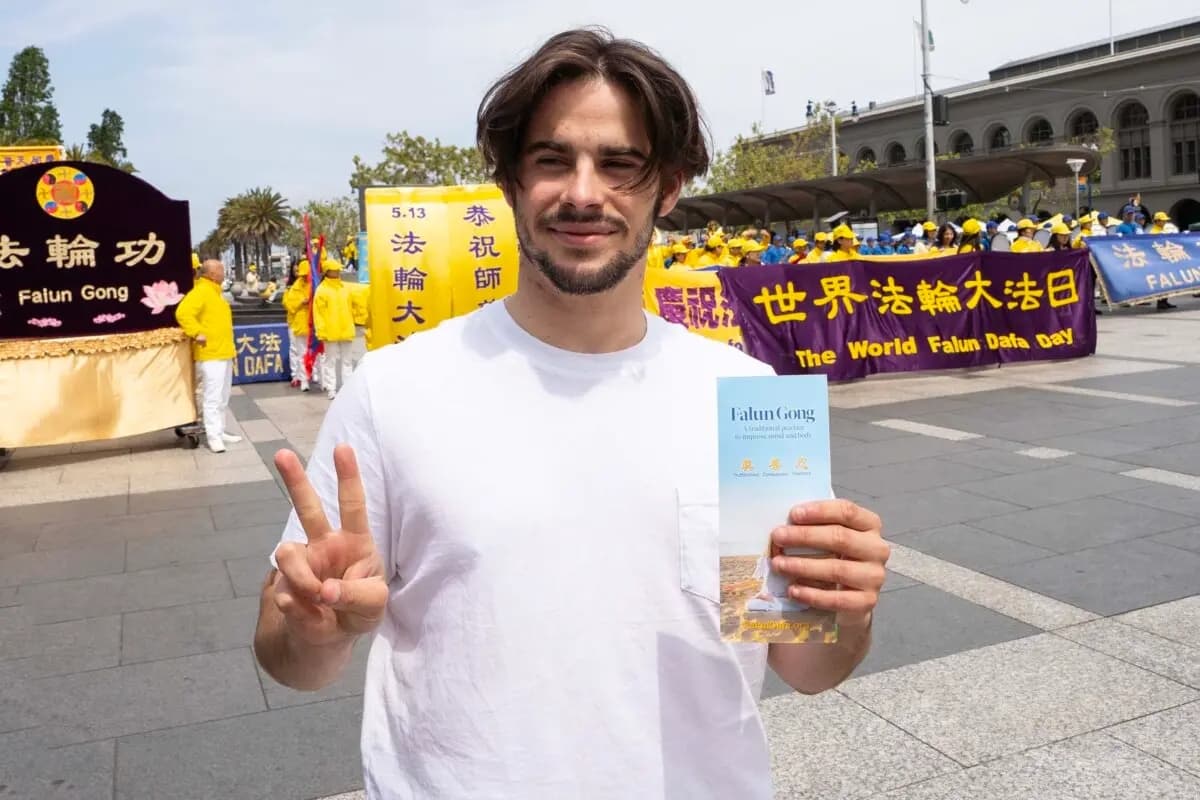El influencer de las redes sociales Darren Stallcup, un transeúnte en un evento que celebra el Día Mundial de Falun Dafa en San Francisco el 3 de mayo de 2025. (Lear Zhou/The Epoch Times)