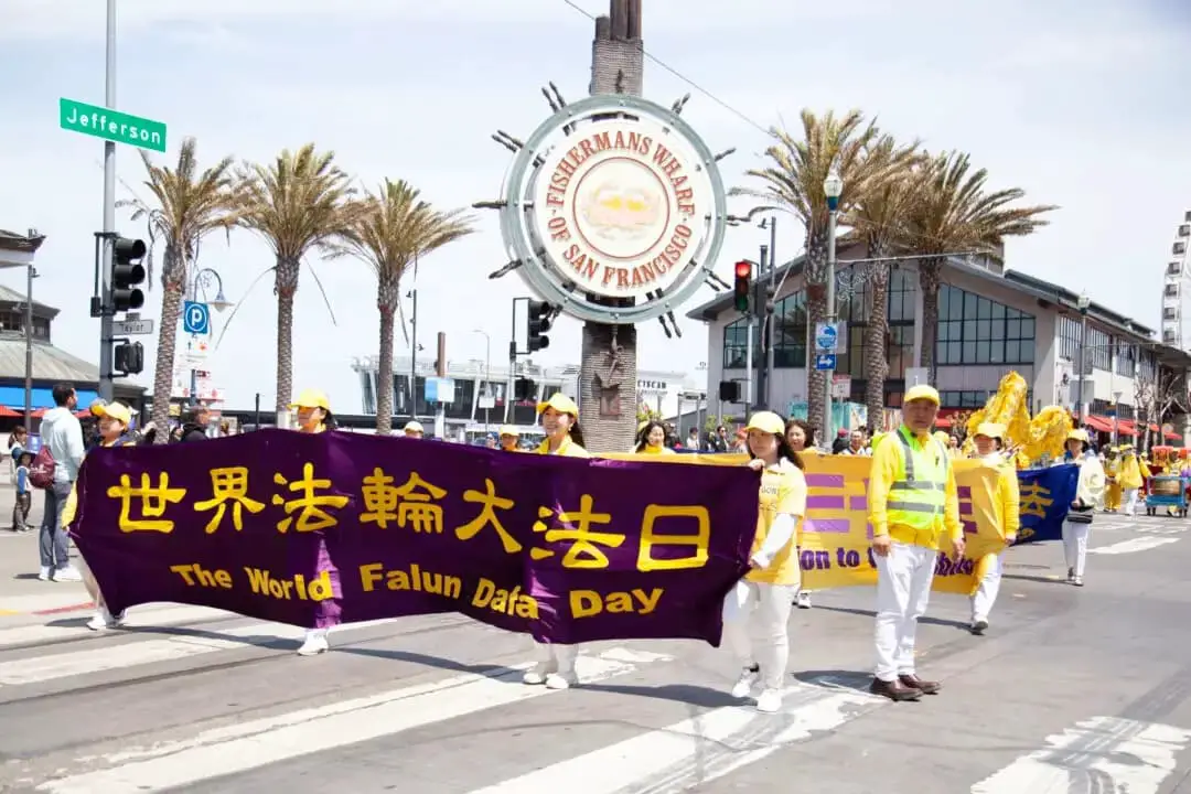 Practicantes de Falun Dafa celebran un desfile con motivo del Día Mundial de Falun Dafa en San Francisco el 3 de mayo de 2025. (Lear Zhou/The Epoch Times)
