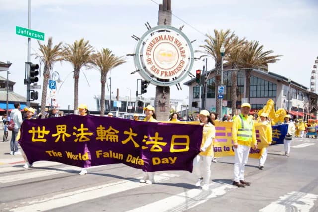 Practicantes de Falun Dafa celebran un desfile con motivo del Día Mundial de Falun Dafa en San Francisco el 3 de mayo de 2025. (Lear Zhou/The Epoch Times)
