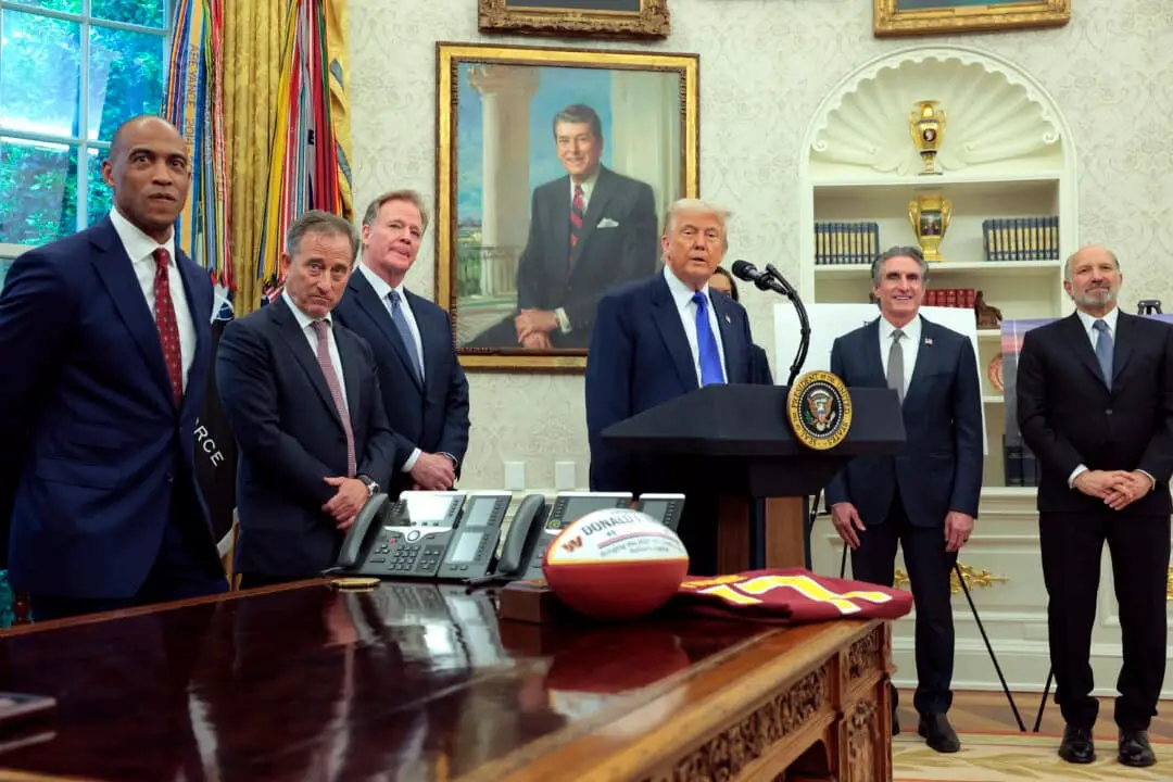 El presidente Donald Trump pronuncia unas palabras sobre el Draft de la NFL en el Despacho Oval de la Casa Blanca el 5 de mayo de 2025, acompañado por (de izquierda a derecha) el secretario de Vivienda y Desarrollo Urbano, Scott Turner; el propietario de los Washington Commanders, Josh Harris; el comisionado de la NFL, Roger Goodell; el secretario del Interior, Doug Burgum, y el secretario de Comercio, Howard Lutnick. (Anna Moneymaker/Getty Images).