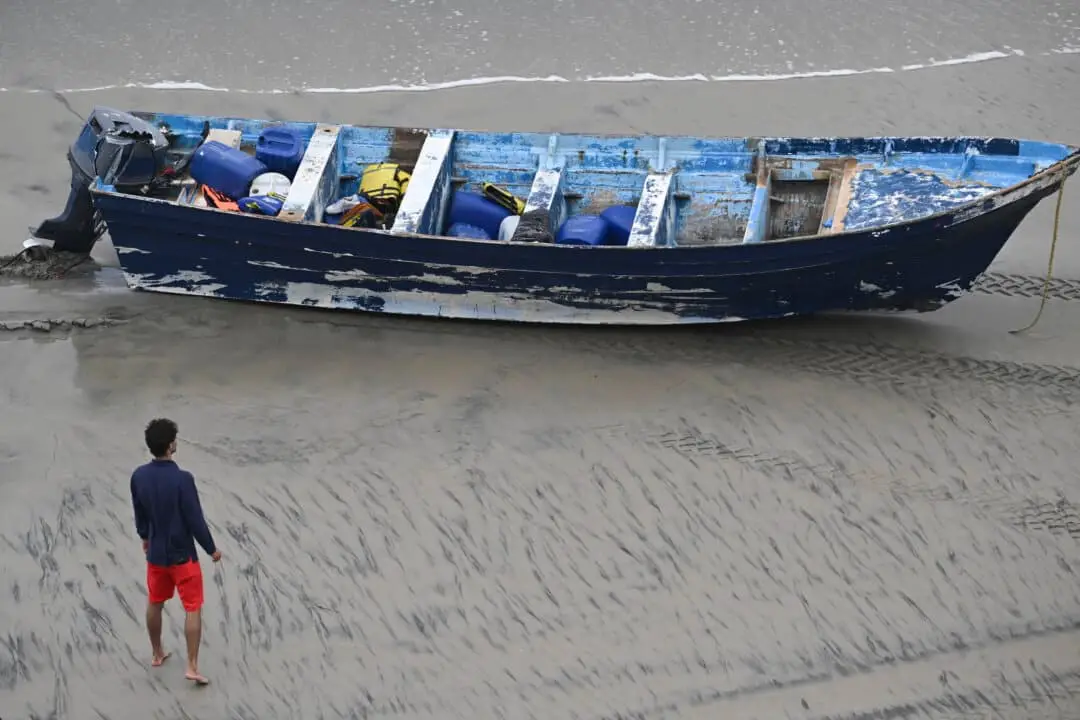 Un socorrista de Del Mar supervisa un barco volcado en la playa estatal Torrey Pines en San Diego, California, el 5 de mayo de 2025. (Denis Poroy/Foto AP)