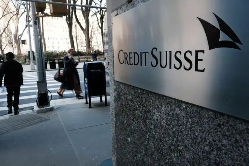 La gente camina frente a la sede de Credit Suisse en Nueva York el 15 de marzo de 2023 en la ciudad de Nueva York. (Spencer Platt/Getty Images)