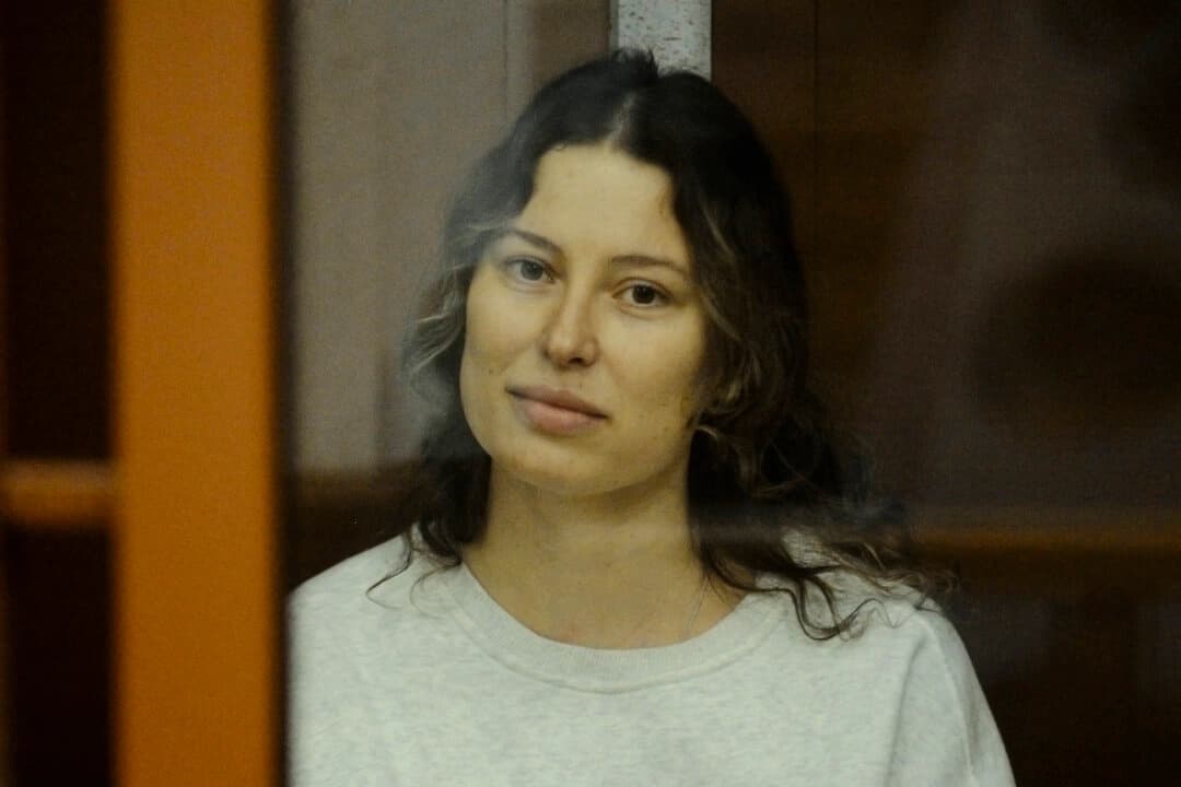 La bailarina ruso-estadounidense Ksenia Karelina, acusada de traición por hacer una donación a una organización benéfica que apoya a Ucrania, asiste a una audiencia judicial en Ekaterimburgo, Rusia, el 15 de agosto de 2024. (Dmitry Chasovitin/Reuters)