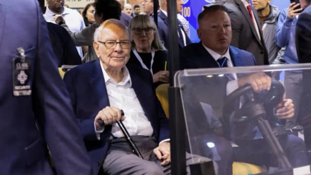 Warren Buffett seguirá como presidente de Berkshire tras asumir Greg Abel como CEO