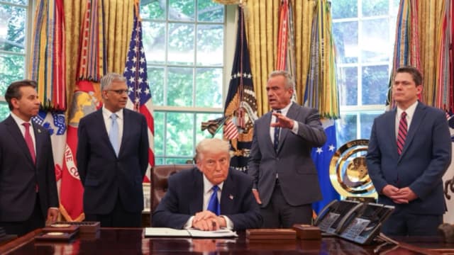 Trump firma orden para impulsar producción de fármacos antes de posibles aranceles