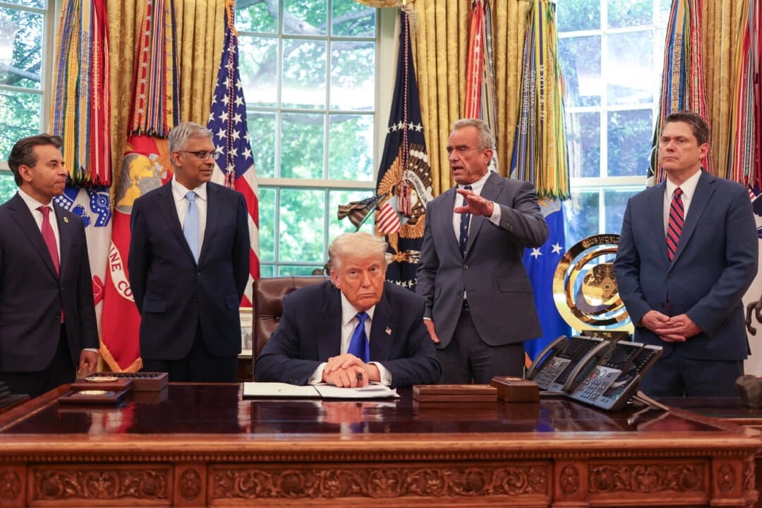 Trump firma orden para impulsar producción de fármacos antes de posibles aranceles