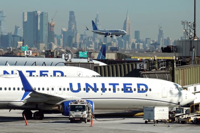 Controladores de Newark pierden contacto con aviones causando retrasos y cancelaciones masivas