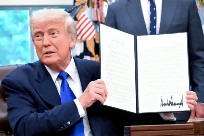 El presidente Donald Trump habla con los medios mientras firma órdenes ejecutivas en la Oficina Oval de la Casa Blanca, el 5 de mayo de 2025. (Alex Wroblewski/AFP vía Getty Images)
