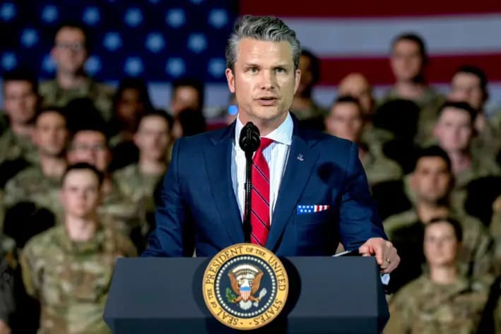 El secretario de Defensa, Pete Hegseth, pronuncia un discurso ante las tropas en la Base Aérea Selfridge de la Guardia Nacional, municipio de Harrison, Michigan, el 29 de abril de 2025. (Foto del Departamento de Defensa (DoD) tomada por el suboficial de primera clase de la Armada de los EE. UU., Alexander Kubitza)