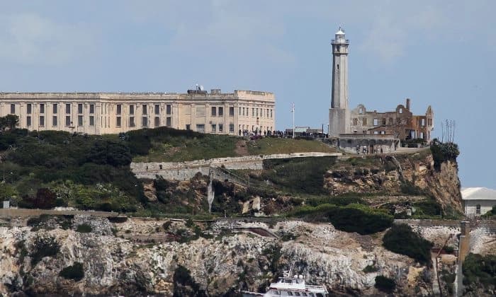 


Un barco pasa frente a la isla de Alcatraz, en San Francisco, el 7 de abril de 2011. (Justin Sullivan/Getty Images).