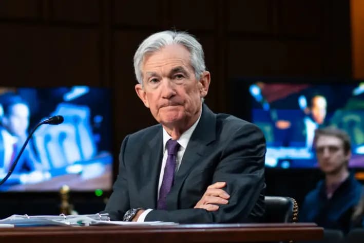 El presidente de la Reserva Federal, Jerome Powell, testifica ante el Comité Senatorial de Banca, Vivienda y Asuntos Urbanos, en el Capitolio de EE. UU., el 11 de febrero de 2025. (Madalina Vasiliu/The Epoch Times)