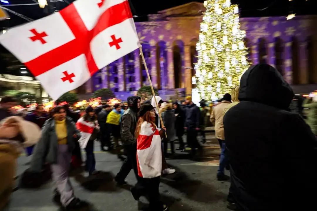 Manifestantes antigubernamentales se concentran frente al Parlamento georgiano en Tiflis el 16 de diciembre de 2024. (Giorgi Arjevanidze/AFP a través de Getty Images)
