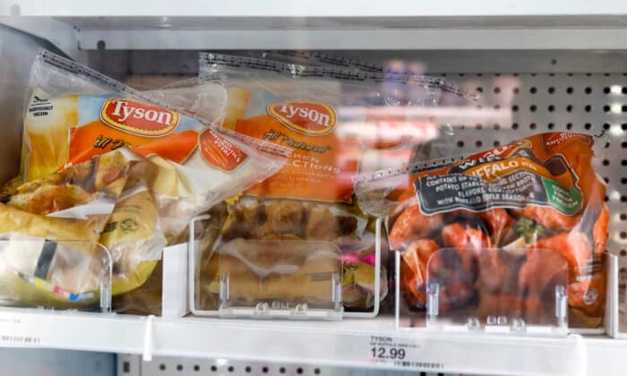Productos de pollo congelados de Tyson Foods en la sección de refrigerados de una tienda Target en Washington el 8 de agosto de 2023. (Anna Moneymaker/Getty Images).