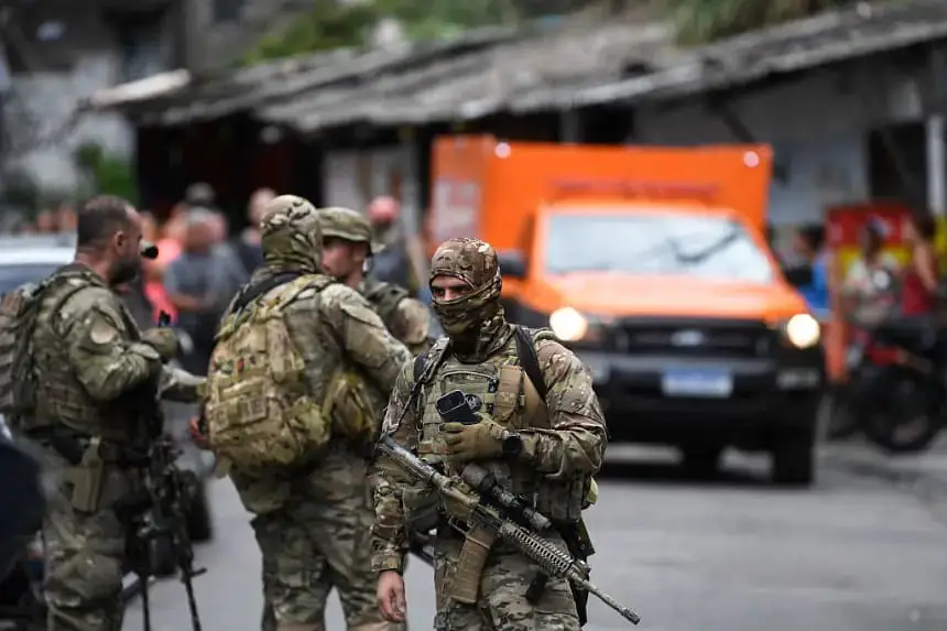Agentes de las fuerzas especiales de la policía participan en una operación en la favela de Tabajara en Copacabana, Río de Janeiro, Brasil, el 15 de abril de 2025. (Daniel Ramalho/AFP vía Getty Images)