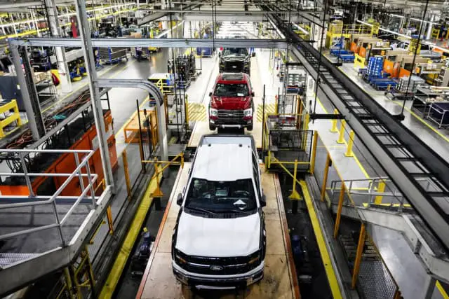 La camioneta Ford F-150 2024 se ensambla en una planta de Dearborn, Míchigan, el 11 de abril de 2024. (Carlos Osorio/AP Photo).