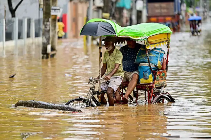 Un hombre se desplaza en un rickshaw mientras atraviesa una calle inundada tras las fuertes lluvias en Guwahati (India) el 22 de abril de 2025. (Biju Boro/AFP vía Getty Images)