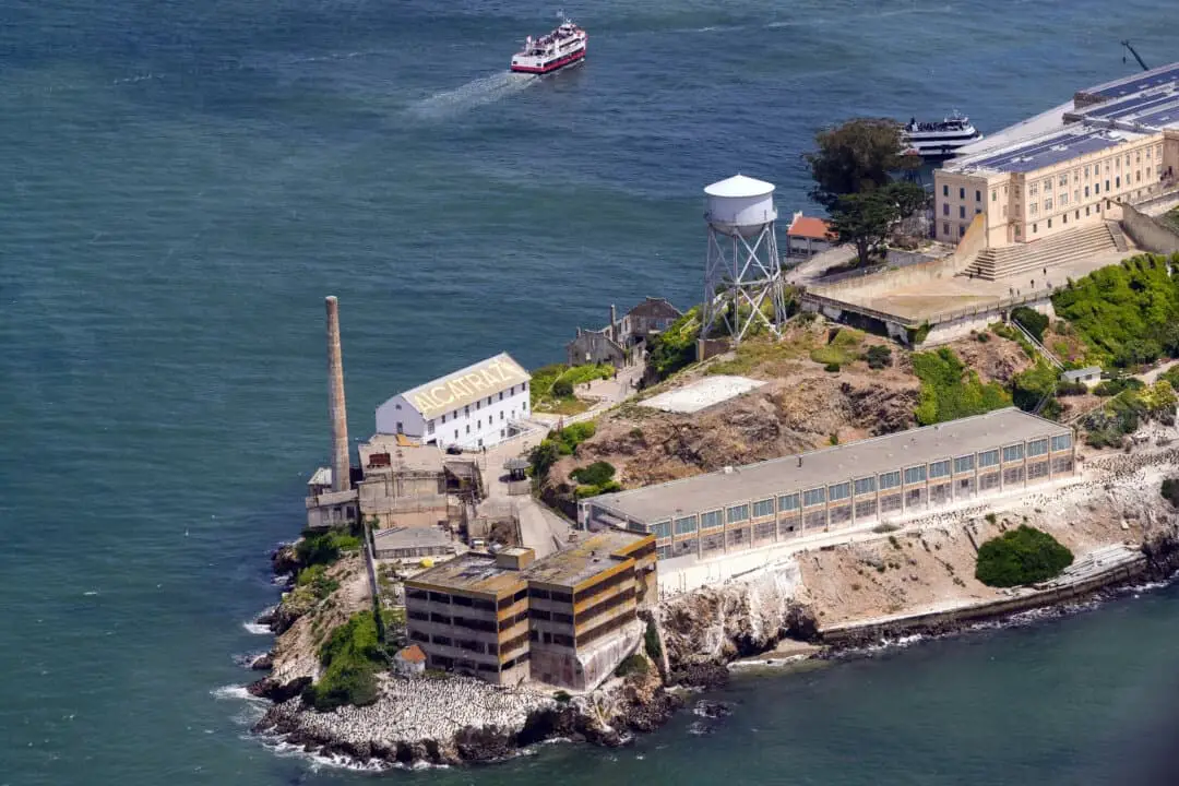 Una vista aérea muestra la isla de Alcatraz en San Francisco el 16 de mayo de 2024. La isla de Alcatraz se encuentra a 1.25 millas (2.01 km) de la costa de San Francisco y, en un principio, fue una prisión federal antes de convertirse en una atracción turística. Las fuertes corrientes que rodean la isla y la fría temperatura del agua hacían casi imposible escapar, por lo que la prisión se convirtió en una de las más famosas de la historia de Estados Unidos. (Josh Edelson/AFP a través de Getty Images).