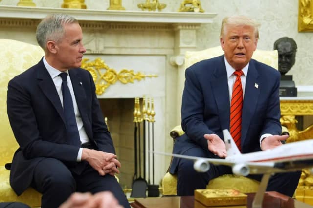 El presidente Donald Trump se reúne con el primer ministro canadiense Mark Carney en el Despacho Oval de la Casa Blanca, el 6 de mayo de 2025, en Washington. (AP Photo/Evan Vucci)
