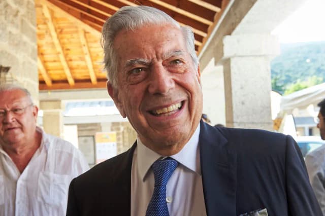 EL ESCORIAL, ESPAÑA - 2 DE JULIO: El premio Nobel de Literatura Mario Vargas Llosa asiste a los Cursos de Verano 2018 de El Escorial en el Real Centro Universitario Escorial María Cristina el 2 de julio de 2018 en El Escorial, España. (Photo by Carlos Alvarez/Getty Images)