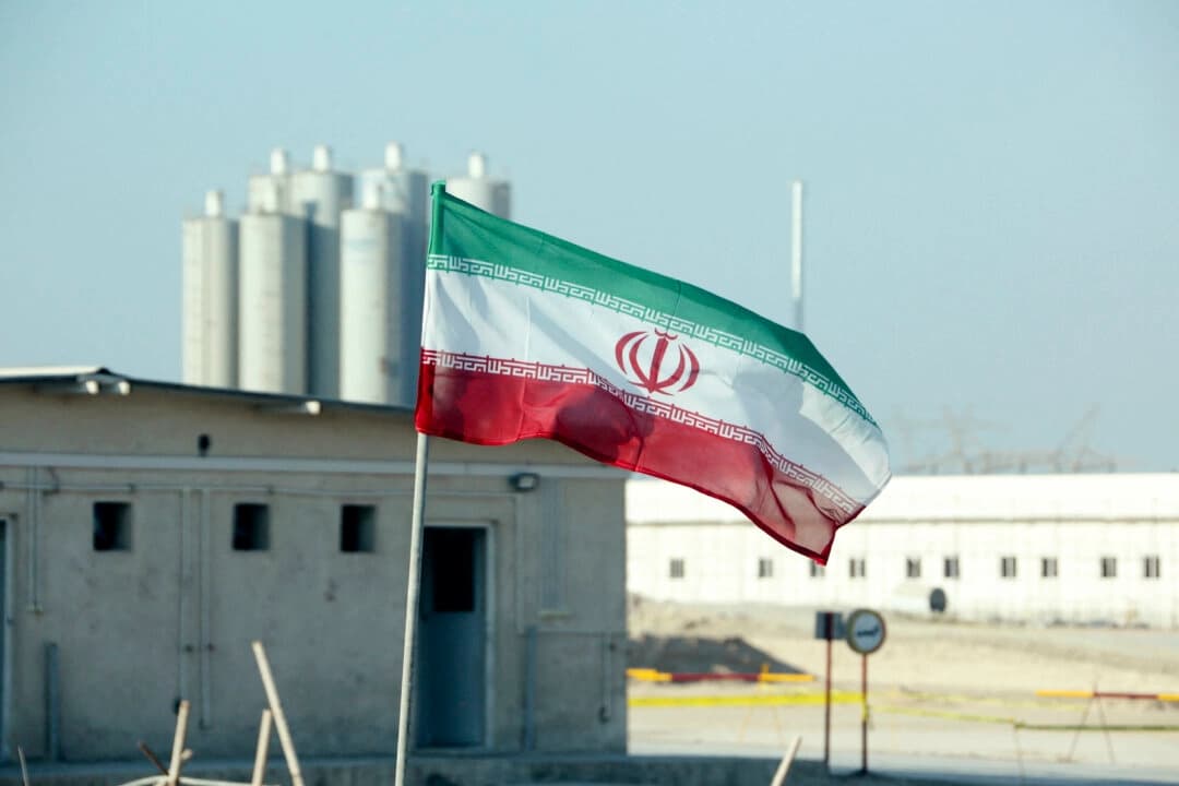 Una bandera iraní en la central nuclear de Bushehr, en Irán, durante una ceremonia oficial para iniciar las obras de un segundo reactor en la única central nuclear del país, el 10 de noviembre de 2019. (Atta Kenare/AFP a través de Getty Images)