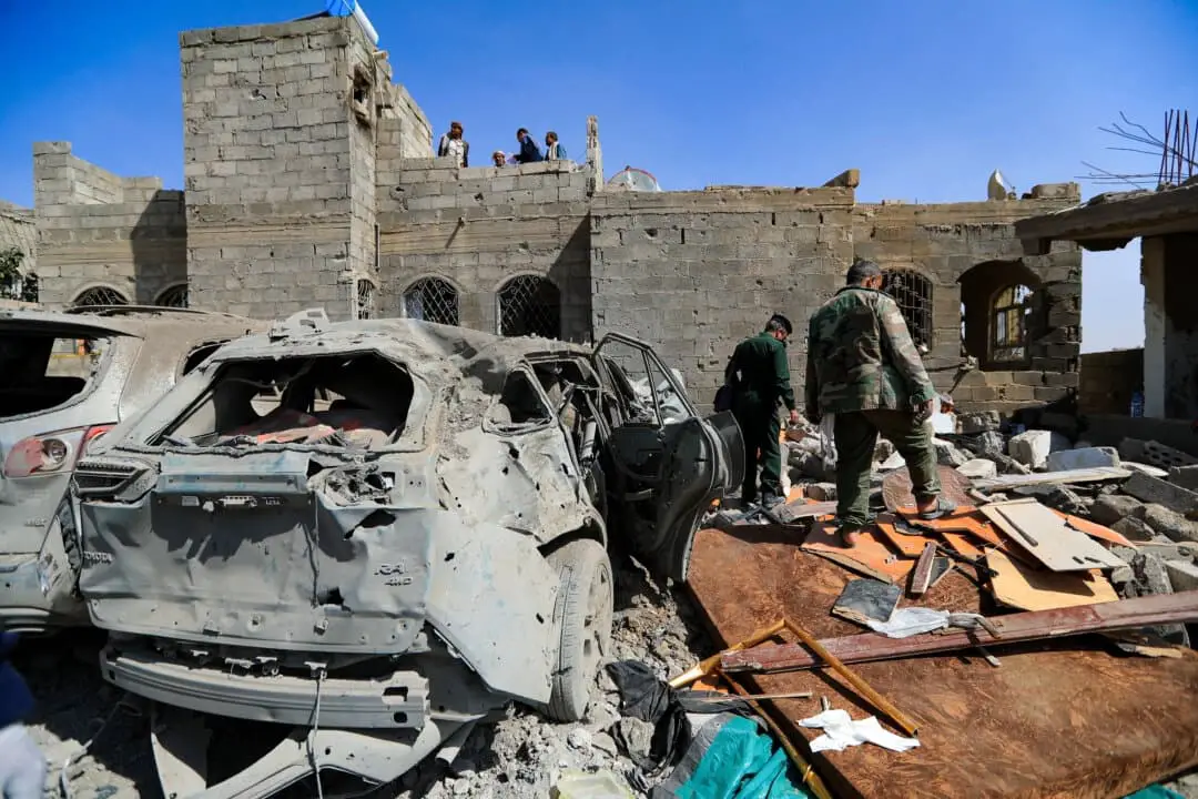 Combatientes rebeldes hutíes inspeccionan el lugar donde, según informes, se produjo un ataque aéreo estadounidense en Saná, un día después del ataque, el 7 de abril de 2025. (Mohammed Huwais/AFP a través de Getty Images)