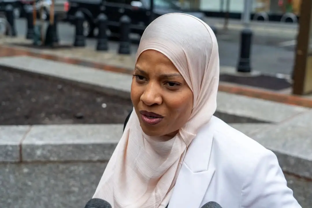 La concejal de la ciudad de Boston, Tania Fernandes Anderson, llega al Tribunal de Distrito de los Estados Unidos para el Distrito de Massachusetts antes de declararse culpable de cargos federales de corrupción, en Boston el 5 de mayo de 2025. (Learner Liu/The Epoch Times)