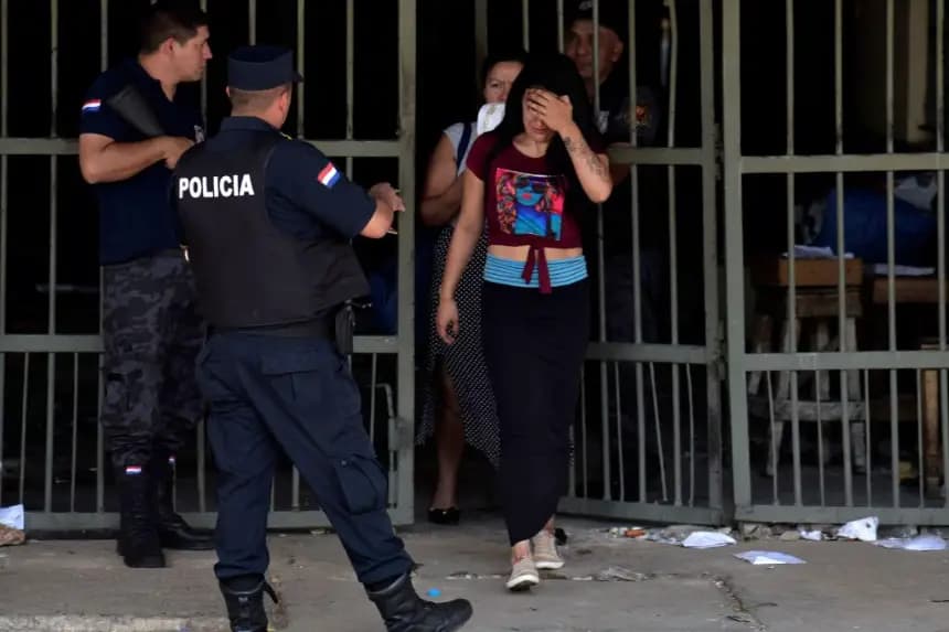 Las mujeres salen después de ser liberadas por los reclusos durante un motín en la prisión de Tacumbú en Asunción el 11 de octubre de 2023. (Noberto Duarte/AFP vía Getty Images)