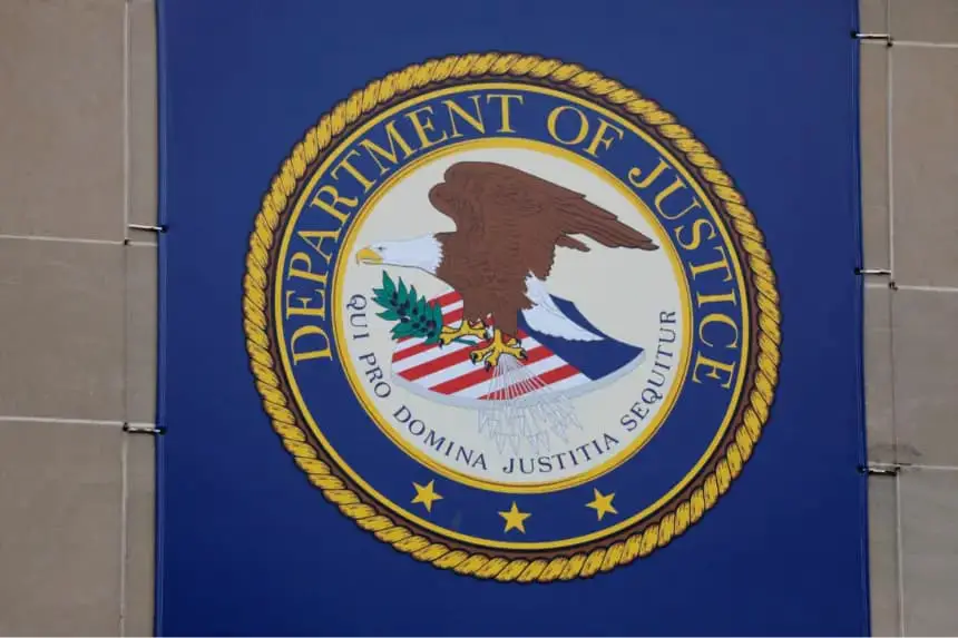 El escudo del Departamento de Justicia de los Estados Unidos (DOJ) se ve en su sede en Washington el 10 de mayo de 2021. (Andrew Kelly/Reuters)