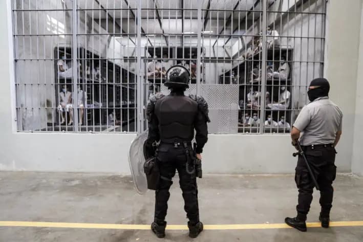 Presos afuera de un bloque de celdas en el Centro de Reclusión Antiterrorista (CECOT), en Tecoluca, El Salvador, el 4 de abril de 2025. (Alex Peña/Getty Images)
