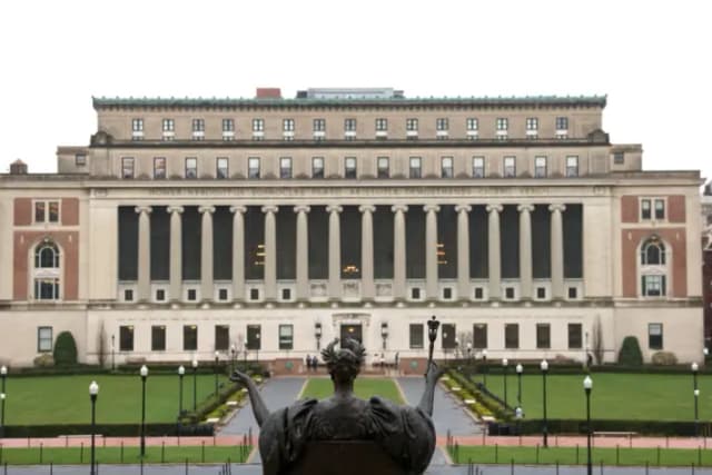 Universidad de Columbia despide a casi 180 empleados tras revocación de subvenciones federales