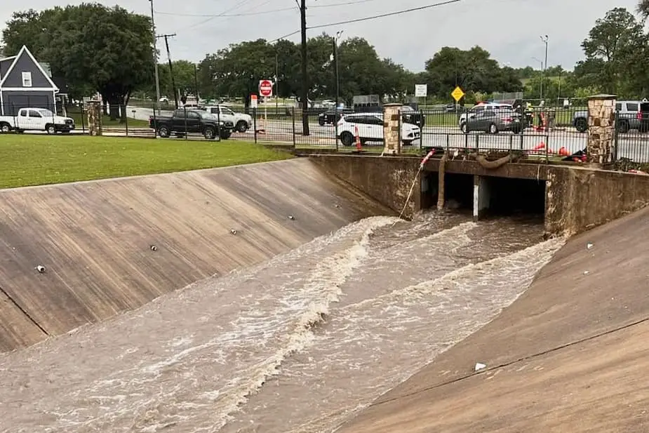 Un arroyo en Brenham, Texas, el 5 de mayo de 2025, donde equipos de rescate buscaban a una niña de 10 años desaparecida que, según las autoridades, fue arrastrada por la crecida de las aguas. (Melinda Gordon/Ciudad de Brenham a través de AP).