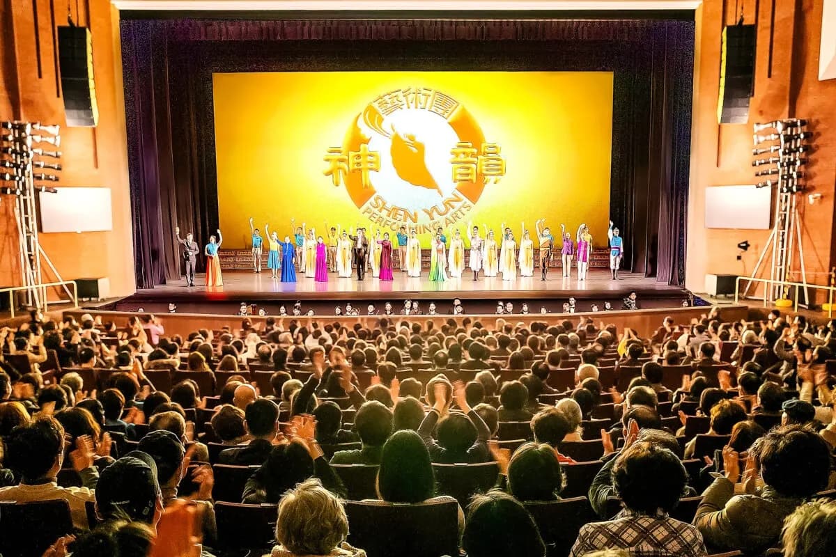 El saludo al público de Shen Yun Performing Arts World Company en el Gumi Arts Center–Grand Hall en Gumi, Corea del Sur, el 8 de febrero de 2023. (Kim Guk-hwan/The Epoch Times)