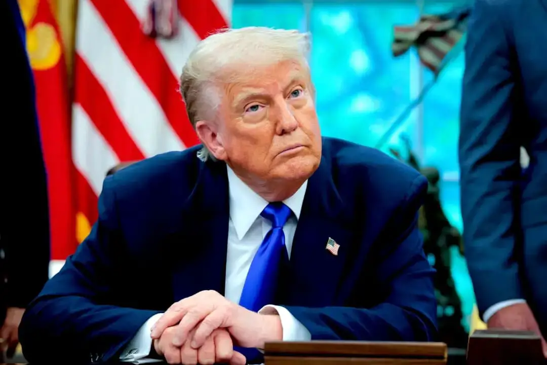 El presidente Donald Trump responde a una pregunta de un periodista en el Despacho Oval de la Casa Blanca el 5 de mayo de 2025. (Anna Moneymaker/Getty Images)
