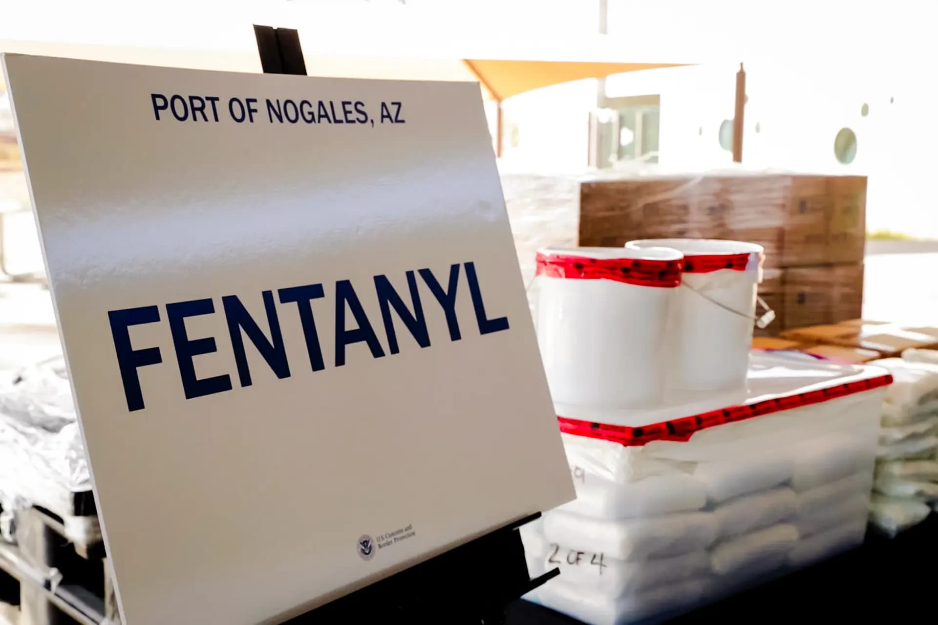 Paquetes de fentanilo y metanfetamina incautados en un camión que cruzaba la frontera entre México y Arizona se exhiben durante una rueda de prensa en el puerto de Nogales, Arizona, el 31 de enero de 2019. (Aduanas y Protección Fronteriza de EE. UU./Reuters).