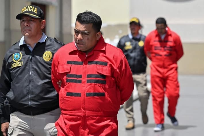 La policía peruana realiza el traslado de varios miembros de la organización criminal Tren de Aragua, en Lima, el 5 de octubre de 2023. (Cris Bouroncle/AFP vía Getty Images)