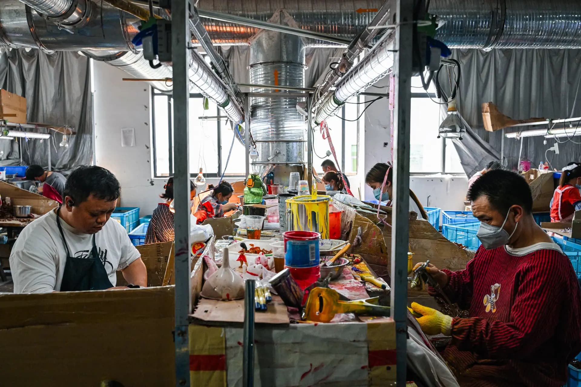 Empleados trabajan en una fábrica de juguetes especializada en aparatos de plástico que funcionan con energía solar en Yiwu, provincia de Zhejiang, China, el 11 de abril de 2025. (Adek Berry/AFP vía Getty Images).